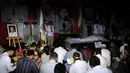 Sejumlah kerabat dan anggota Partai Gerindra membacakan ayat suci Al-Qur'an saat persemayaman jenazah Suhardi di kantor DPP Partai Gerindra, (29/8/2014). (Liputan6.com/Helmi Fithriansyah)