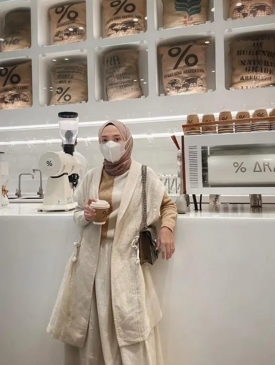 Cocok untuk daily look, padukan cardigan panjang lengan pendek dan rok warna cream yang senada. Untuk inner, pilih warna 2 tone agar look makin kece! (Instagram/nisacookie).