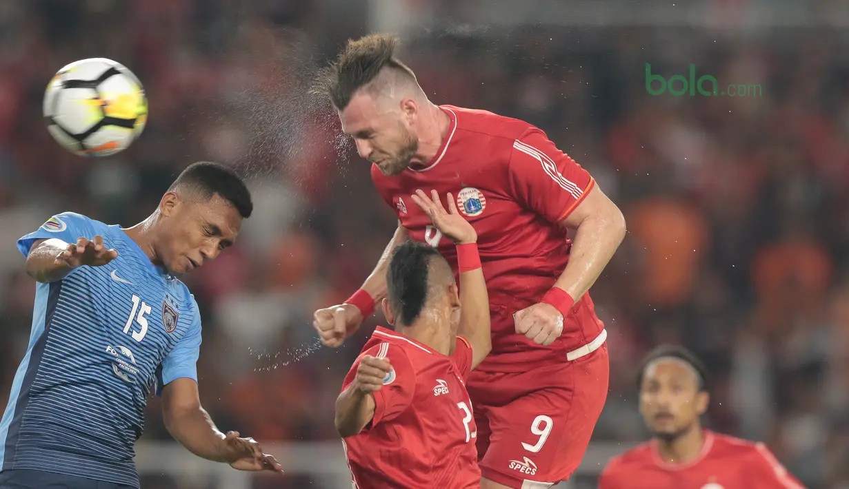 Pemain Persija Jakarta, Marko Simic mencetak gol ke gawang JDT pada laga Piala AFC 2018 di Stadion Utama Gelora Bung Karno, Jakarta, Selasa (10/4/2018). Simic mencetak Hattrick ke gawang JDT.  (Bola.com/Nick Hanoatubun)