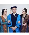 Momen mengharukan terjadi di acara kelulusan Azriel Hermansyah. Di acara tersebut, Azriel didampingi oleh kedua ibunya, yaitu Ashanty dan Krisdayanti. Ashanty memesona dibalut kebaya biru tua dari bahan beludru. Kebaya panjangnya memiliki detail bordir emas di bagian kerahnya yang memanjang ke Bawah. Sedangkan Krisdayanti mengenakan kebaya berwarna biru kehijauan yang tak kalah menawan. Desain kebaya yang dikenakan oleh Krisdayanti lebih klasik dengan sentuhan bros emas di bagian tengah dada. [Foto: Instagram/ashanty_ash]
