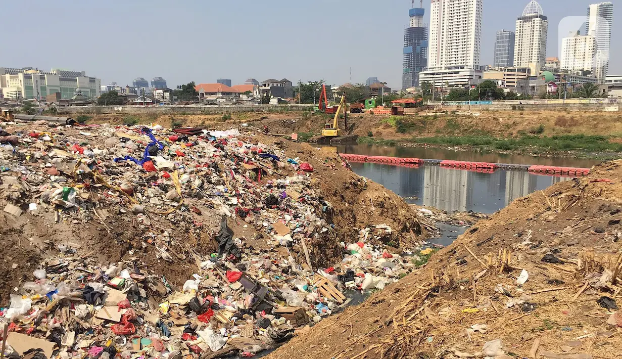 Sampah rumah tangga menumpuk di bantaran Kanal Banjir Barat (KBB) di kawasan Tanah Abang, Jakarta, Jumat (4/9/2019). Perilaku buruk warga yang membuang sampah sembarangan menyebabkan bantaran KBB dipenuhi dengan berbagai jenis sampah hingga menimbulkan bau tak sedap. (Liputan6.com/Immanuel Antonius)