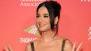 <p>Katy Perry saat menghadiri G'Day USA Arts Gala di Skirball Cultural Center, Los Angeles, California, Amerika Serikat, 28 Januari 2023. Penyanyi lagu "California Girls" itu tampil dengan atasan bra metalik dan rok bergaya ballgown yang senada. (Monica Schipper/Getty Images/AFP)</p>