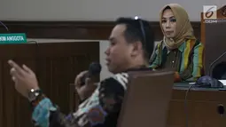 Terdakwa dugaan suap terhadap mantan anggota DPR dari Fraksi Golkar Bowo Sidik Pangarso, Asty Winasti menyimak keterangan saksi ahli saat sidang lanjutan di Pengadilan Tipikor, Jakarta, Rabu (31/7/2019). Sidang mendengar keterangan saksi ahli dan terdakwa. (Liputan6.com/Helmi Fithriansyah)