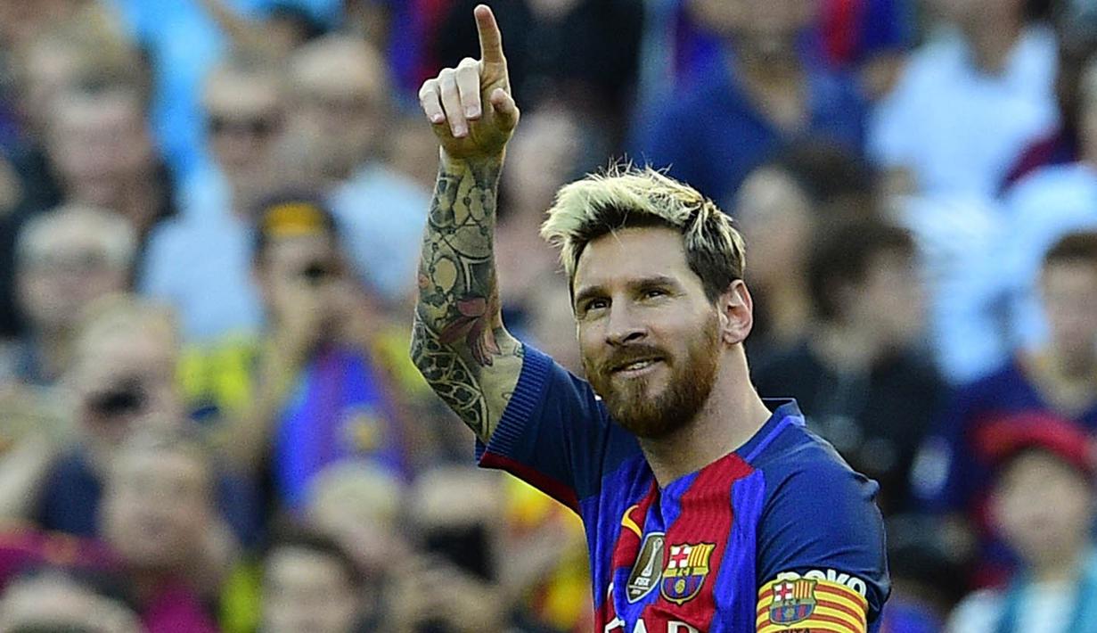 Penyerang Barcelona, Lionel Messi, merayakan gol yng dicetaknya ke gawang Deportivo pada laga La Liga di Stadion Nou Camp, Barcelona, Sabtu (15/10/2016). Barcelona menang 4-0 atas Deportivo. (AFP/Lluis Gene) 