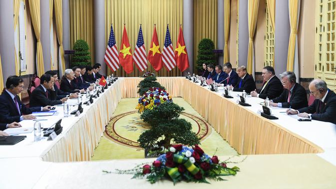 Suasana pertemuan Presiden AS Donald Trump dan Presiden Vietnam Nguyen Phu Trong di Istana Kepresidenan, Hanoi (27/2). Trump dan Kim Jong-un akan melakukan pertemuan empat mata selama 20 menit  di Metropole Hotel pukul 18.30 WIB. (AFP Photo/Saul Loeb)