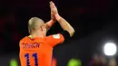Pemain timnas Belanda, Arjen Robben memberikan isyarat ke suporter pada laga terakhir babak penyisihan Grup A Piala Dunia 2018 di Amsterdam Arena, Rabu (11/10). Belanda gagal lolos ke Piala Dunia usai hanya menang 2-0 atas Swedia. (EMMANUEL DUNAND/AFP)