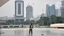 Petugas membersihkan di sekitar Tugu Monas saat ditutup, Jakarta, Minggu (15/3/2020). Gubernur Anies Baswedan menutup tempat wisata di DKI Jakarta seperti Monas, Ragunan, dan museum yang dikelola Pemprov DKI selama dua pekan ke depan guna mencegah penyebaran Covid-19. (merdeka.com/Iqbal S. Nugroho)