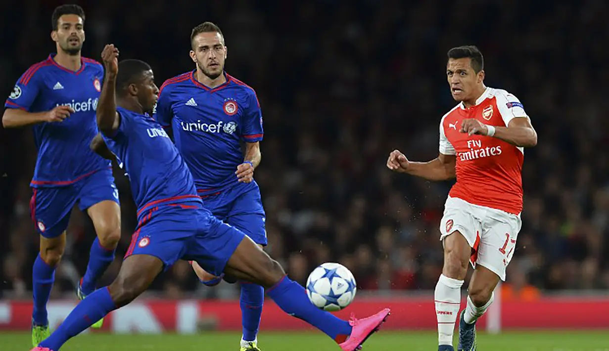 Penyerang Arsenal, Alexis Sanchez berebut bola dengan striker Olympiacos, Seba pada laga Liga Champions di Stadion Emirates, Inggris, Rabu (30/9/2015). (AFP Photo/Glyn Kirk)
