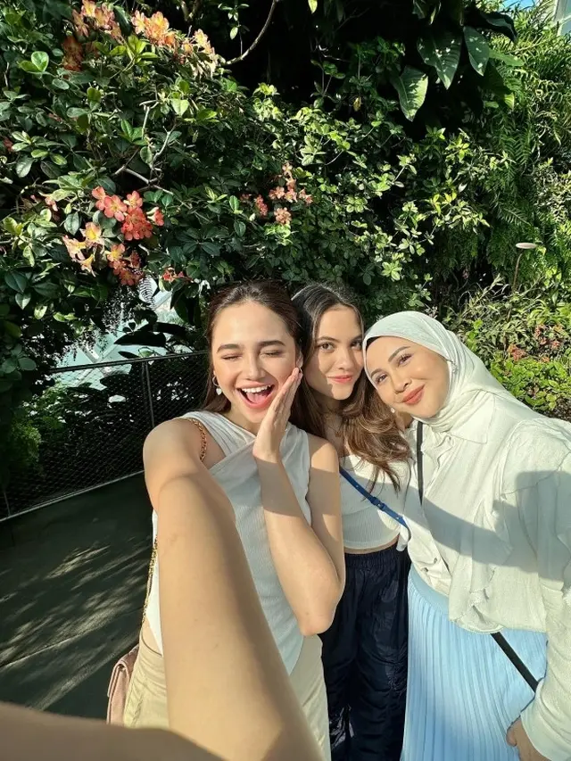 7 Potret Akrab Persahabatan Syifa Hadju dan Marsha Aruan Waktu Liburan Bareng