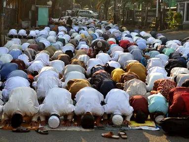 Ribuan warga Muhamadiyah melaksanakan Salat Idul Adha 1436 H di halaman Kampus UHAMKA, Jakarta, Rabu (23/9/2015). Muhammadiyah meminta pemerintah menetapkan libur dua hari karena adanya perbedaan waktu pelaksanaan. (Liputan6.com/Gempur M Surya)