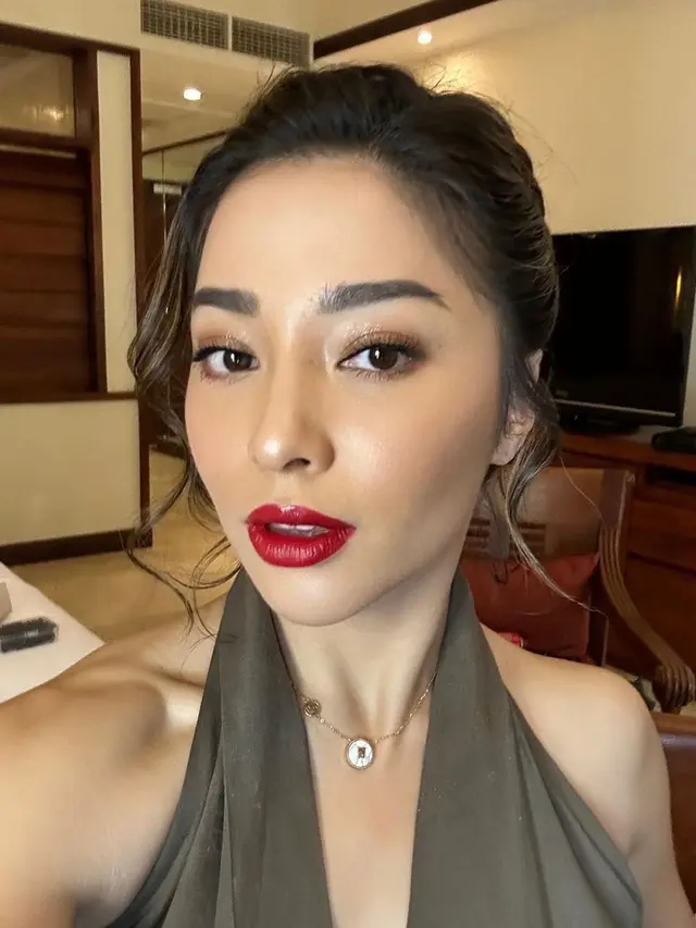 6 Penampilan Stunning Nikita Willy dengan Summer Dress dan Makeup Bold saat Kondangan di Bali