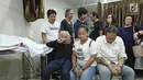 Anak Benny Panjaitan, Dino dan Victorian duduk dekat jenazah sang ayah di rumah duka RS Dharmais, Jakarta, Selasa (24/10). Pentolan band Panbers itu meninggal di usia 70 tahun akibat penyakit stroke yang lama dideritanya. (Liputan6.com/Herman Zakharia)