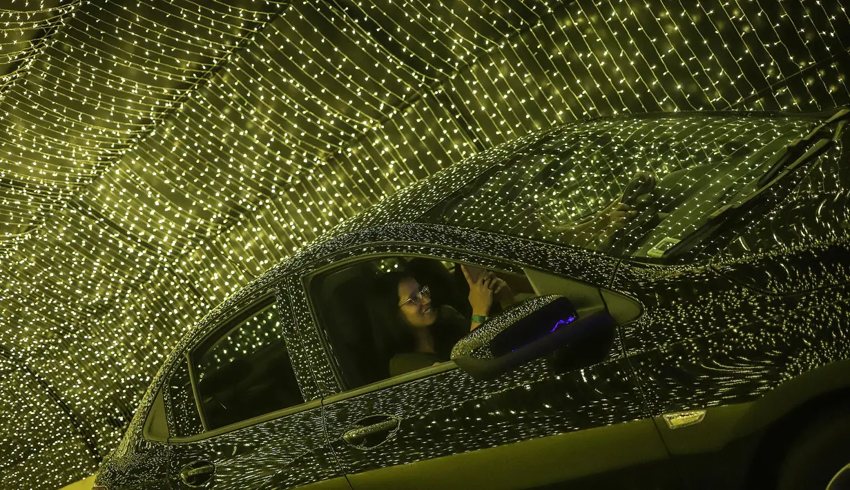 Orang-orang mengunjungi festival cahaya bertema Natal lantatur (drive-thru) dengan mobil di tengah kekhawatiran COVID-19 di Sao Paulo, Brasil, pada 8 Desember 2020. Acara tersebut berlangsung dari 4 hingga 27 Desember. (Xinhua/Rahel Patrasso)