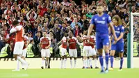 Penyerang Arsenal Alexandre Lacazette (tengah) berselebrasi usai mencetak gol penyama ke gawang Chelsea pada pertandingan ICC 2018 di Stadion Aviva di Dublin (1/8). Arsenal menang atas Chelsea lewat adu penalti 6-5. (AFP Photo/Paul Faith)