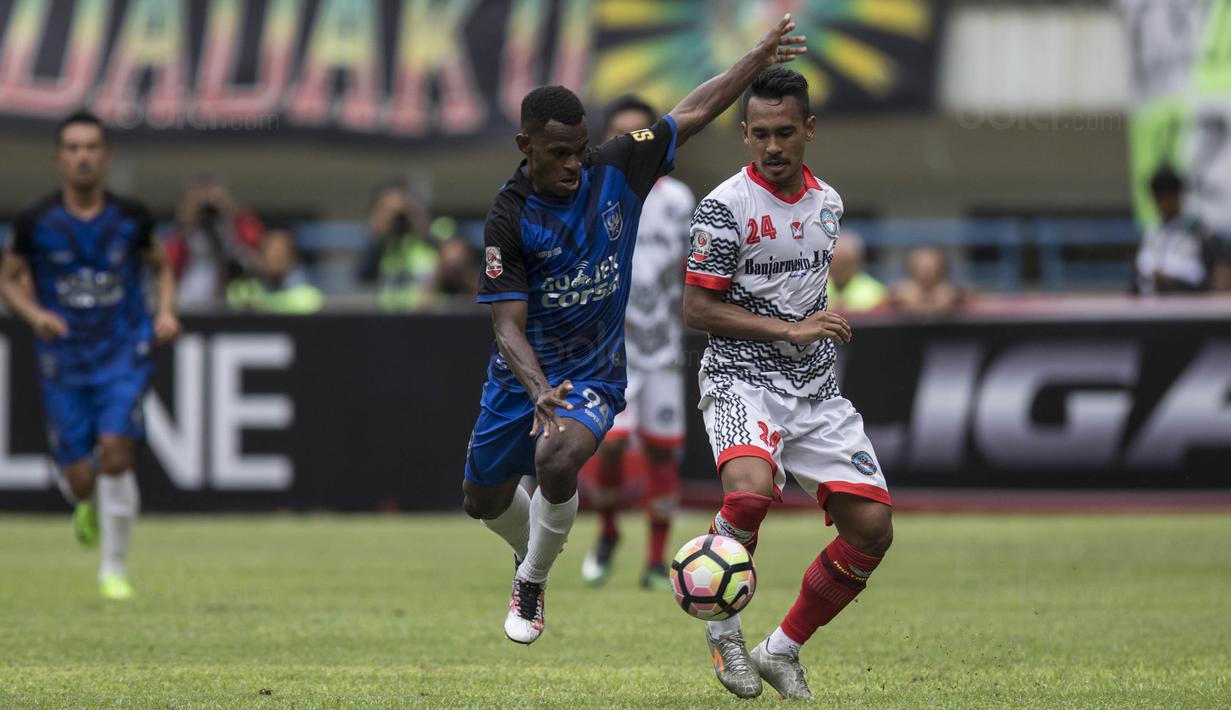 Gelandang PSIS, Melcior Majefat, berebut bola dengan bek Martapura FC, Wirabuana Prayogo, pada laga perebutan tempat ketiga Liga 2 di Stadion GBLA, Bandung, Selasa (28/11/2017). PSIS menang 6-4 atas Martapura FC. (Bola.com/Vitalis Yogi Trisna)