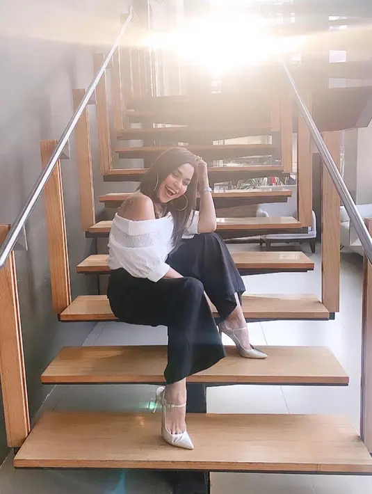 "Tapi setelahnya badan sehat, mental rusak. Tapi aku terpaksa bergumul dengan penyakit kejiwaan lumayan lama. Jadi khawatir dan ketakutan terus menerus," kata Melaney Ricardo di kanal YouTube Daniel Mananta yang diunggah Rabu (9/12/2020). (Instagram/melaney_ricardo)