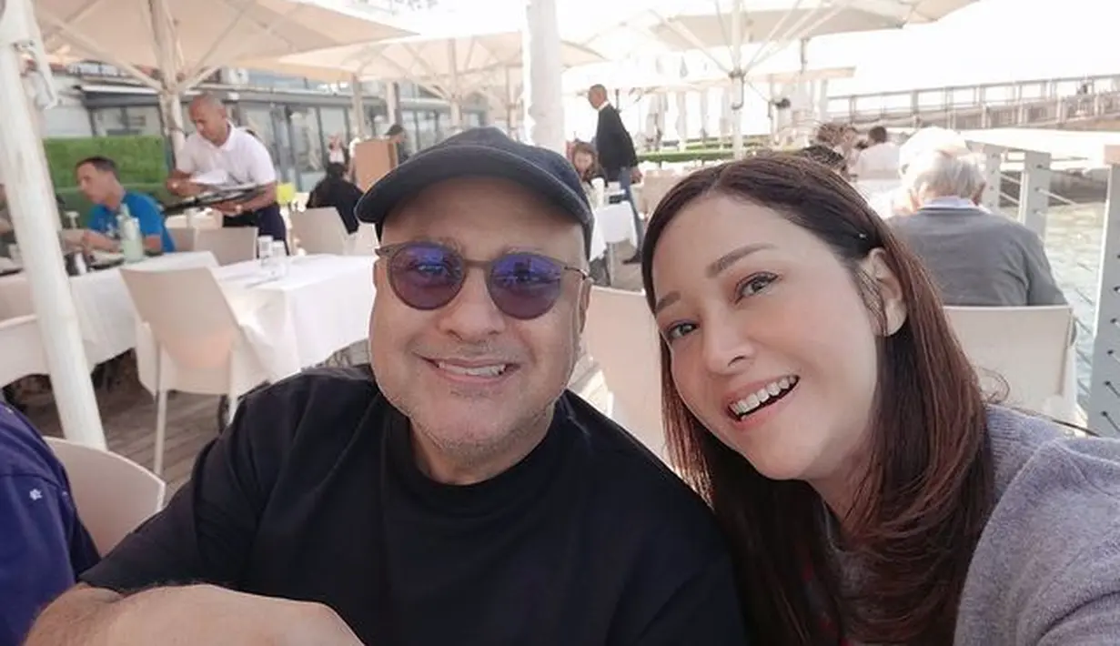 Maia senang bisa menyambangi masjid yang memiliki sejarah bagi umat Islam ini bersama suami. "Senang berada di kota 3 agama Abrahamik… bersama suami @irwanmussry ," tutup Maia. [Instagram/maiaestiantyreal]