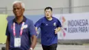 Atlet Asian Para Games berlari saat berada di Wisma Atlet, Kemayoran, Jakarta, Rabu (03/10/2018). Menjelang sore hari, para atlet melakukan berbagai aktifitas mulai dari berolahraga, memotret, bermain biliar hingga keliling wisma. (Bola.com/M Iqbal Ichsan