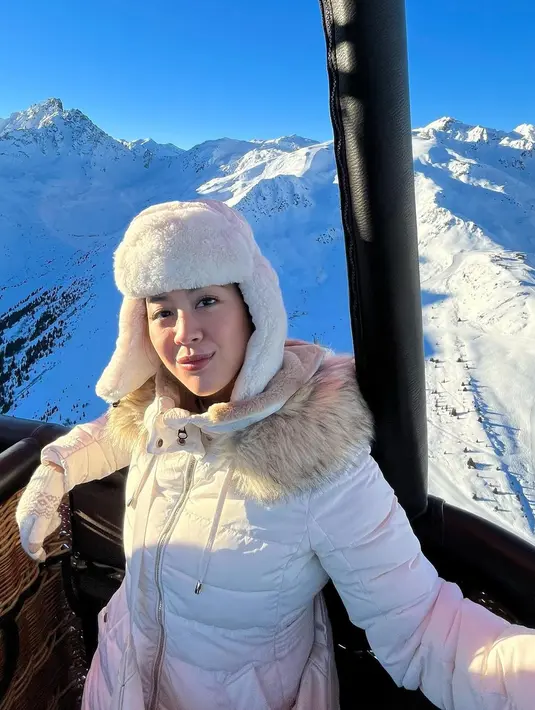 Dari atas balon udara, Sherina menunjukan potretnya dengan background pemandangan gunung bersalju. [Foto: Instagram/sherinamunaf]