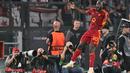 Pemain AS Roma, Romelu Lukaku melakukan selebrasi setelah mencetak gol ke gawang Slavia Praha pada laga Grup G Liga Europa 2023/2024 di Olympic Stadium, Roma, Italia, Jumat (27/10/2023) dini hari WIB. Ia sukses mencetak gol melalui sepakan kerasnya setelah menerima umpan terobos dari Stephan El Shaarawy. (AFP/Alberto Pizzoli)