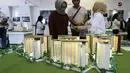Calon pembeli melihat maket plan tower apartemen pada pameran Indonesia Property Expo 2018 di JCC Jakarta, Senin (24/9). Perusahaan konstruksi BUMN ini menginvestasi Rp1,2 T di atas lahan seluas 1,96 hektar. (Liputan6.com/Fery Pradolo)