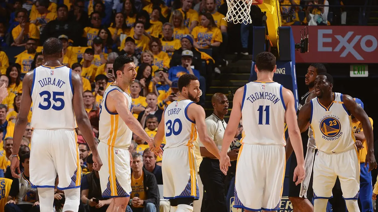 Para Pemain Golden State Warriors saat melawan San Antonio Spurs (Twitter Golden State Warriors)