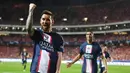 Lionel Messi membawa PSG unggul terlebih dahulu pada menit ke-22. Gol dicetaknya dengan sepakan terarah dari pinggir kotak penalti yang tak mampu dijangkau kiper Benfica, Odysseas Vlachodimos. (AFP/Patricia De Melo Moreira)