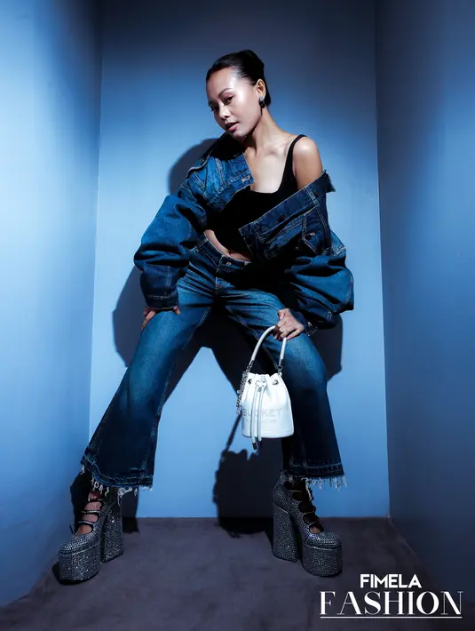 Denim on denim semakin penuh aksi dengan tampilan bucket bag bernuansa kontras.  [Foto: Daniel Kampua/ Wardrobe: Marc Jacobs/ Makeup & Hair: Laura Mercier & Sisley/ Model: Ulfa-Studio47]