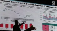 Menko Perekonomian Darmin Nasution saat memberikan paparan dalam pembukaan seminar Komite Ekonomi dan Industri Nasional (KEIN) di Jakarta, Rabu (17/1). Seminar tersebut bertemakan "Mengelolah potensi Ekonomi 2018". (Liputan6.com/Faizal Fanani)