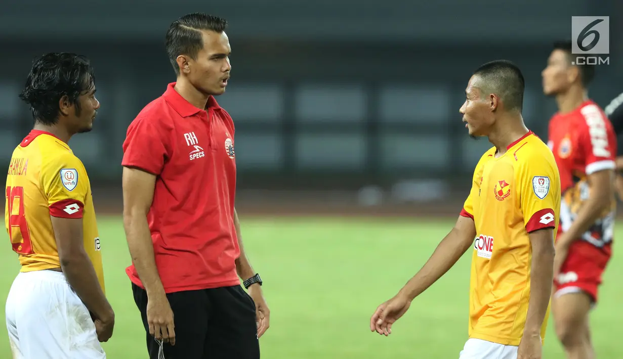Pemain Selangor FA, Ilham Udin Armaiyn (kiri) bersama Evan Dimas Darmono (kanan) berbincang dengan Rezaldi Hehanusa (Persija) usai laga persahabatan di Stadion Patriot Candrabhaga, Bekasi, Kamis (6/9). Persija kalah 1-2. (Liputan6.com/Helmi Fithriansyah)