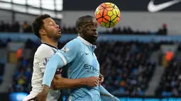 Pemain Tottenham Hotspur, Mousa Dembele (kiri) berebut bola dengan pemain Manchester City, Yaya Toure pada lanjutan Liga Inggris pekan ke-26 di Stadion Etihad, Minggu (14/2/2016), Spurs menang 2-1. (AFP/Oli Scarff)