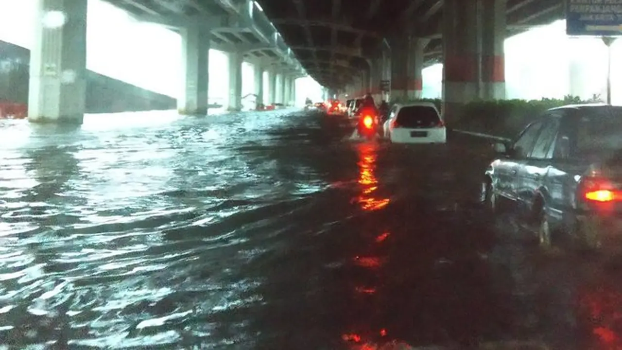 Banjir Jakarta. (Twitter/@TMCPoldaMetro/@myrockinphotos)