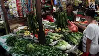 Aktivitas perdagangan di Pasar Kebayoran Lama, Jakarta, Jumat (20/4). Kementerian Perdagangan (Kemendag) mengklaim harga pangan terkendali. (Liputan6.com/Johan Tallo)