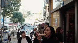 Tak hanya berjalan-jalan saja di ruang publik, Lolita juga tak lupa mencoba kuliner di sana. Gayanya saat menikmati makanan pun curi perhatian. Terlebih tatapan mata Llita yang tak bisa sembunyikan wajah bahagia. (Liputan6.com/IG/@lolitagustine)