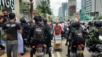Polisi dan TNI meminta peserta aksi Reuni 212 di kawasan MH Thamrin bubar, Kamis (2/12/2021). (Liputan6.com/ Yopi Makdori)
