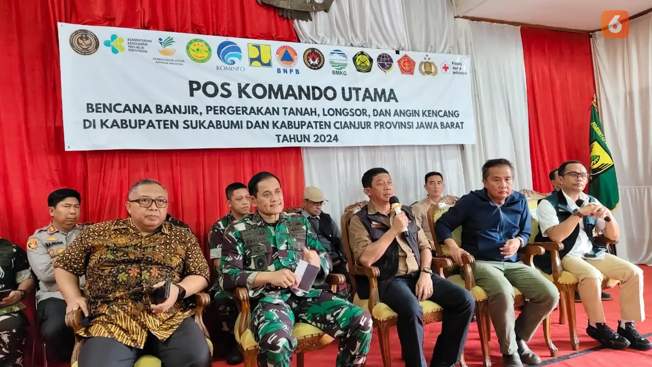 BNPB, Pemda Kabuoaten Sukabumi, Pemrov Jabar, saat konferensi update pananganan bencana di Pendopo Sukabumi (Liputan6.com/Fira Syahrin).