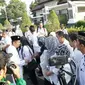 Bupati Purwakarta Dedi Mulyadi Halal bil Halal ke para PNS di hari pertama masuk kerja usai libur Lebaran. (Liputan6.com/Abramena).