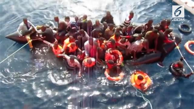 Layanan Penyelamatan Maritim Spanyol telah melakukan penyelamatan dramatis terhadap 60 migran dari perahu karet yang menenggelamkan mereka di Mediterania.