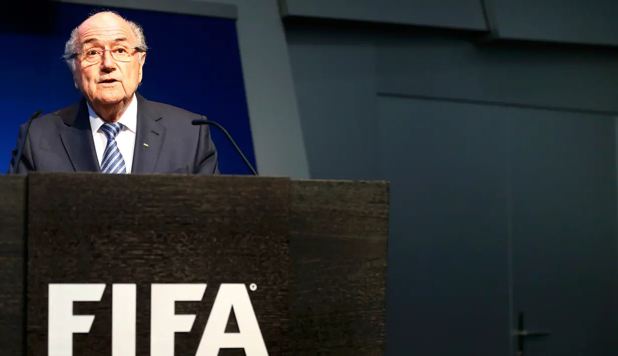 Presiden FIFA, Sepp Blatter saat menggelar konferensi pers terkait pengunduran dirinya, di markas FIFA, Zurich, Swiss, Selasa (2/6). Blatter mengundurkan diri sebagai presiden FIFA setelah 17 tahun menjabat. (REUTERS/Ruben Sprich)
