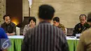 Ketua Pansel Pemilihan Calon Anggota KY, Harkristuti Harkrisnowo mengumumkan peserta yang lolos seleksi Profile Assessment di Kemensesneg, Jakarta, Kamis (9/7/2015).  Sebanyak 18 calon anggota KY lolos tes dari 34 peserta (Liputan6.com/Faizal Fanani) 