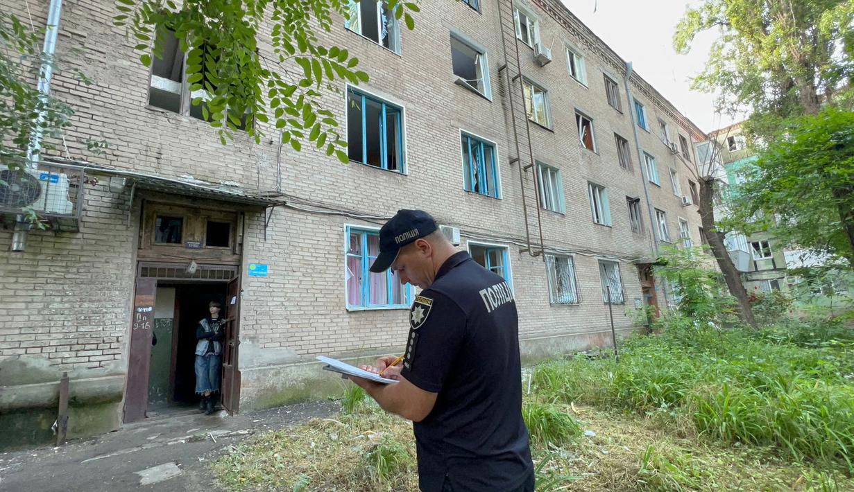 "Bangunan lima lantai hancur. Menurut laporan awal, tiga penghuninya tewas. 25 orang luka-luka," kata Serhiy Lysak, gubernur wilayah Dnipropetrovsk, melalui Telegram.