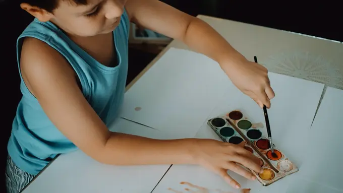 Ketahui Waktu Balita Belajar Warna dan Cara Mengenalkannya