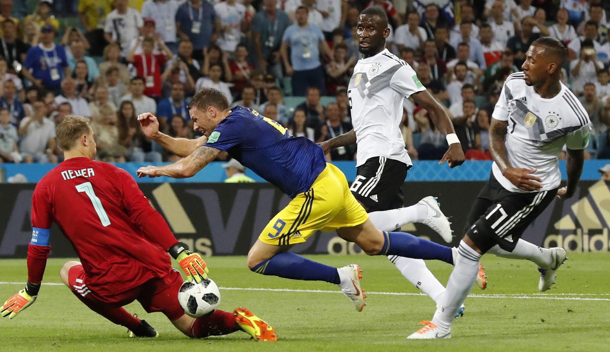 Striker Swedia, Marcus Berg, berusaha membobol kiper Jerman, Manuel Neuer, pada laga grup F Piala Dunia di Stadion Fisht, Sochi, Sabtu (23/6/2018). Jerman menang 2-1 atas Swedia. (AP/Frank Augstein)