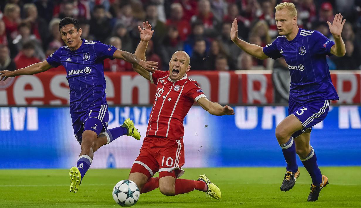 Gelandang Bayern Munchen, Arjen Robben, dijatuhkan gelandang Anderlecht, Andy Najar, pada laga Liga Champions di Stadion Allianz Arena, Munchen, Selasa (12/9/2017). Munchen menang 3-0 atas Anderlecht. (AFP/Guenter Schiffmann)