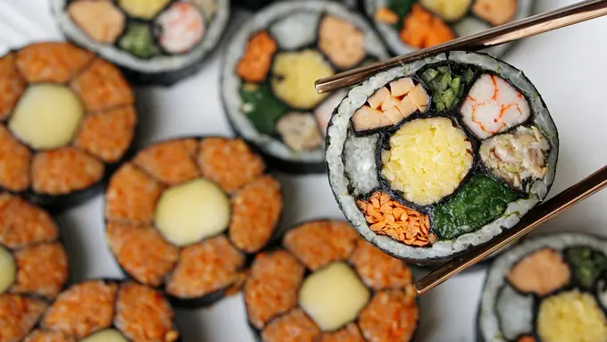 Resep Kimbap Nasi Goreng Praktis Buat Bekal Ngantor Suami dan Anak Sekolah