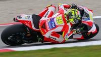 Pebalap Ducati, Andrea Iannone, menjadi yang tercepat pada sesi latihan bebas kedua MotoGP Assen, Jumat (24/6/2016). Dia kembali mengungguli Valentino Rossi dan Mar Marquez. (Bola.com/MotoGP)