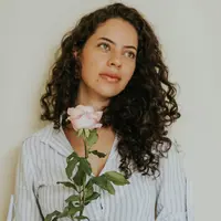 minimalist girl/copyright pexels/Let&iacute;cia Alvares