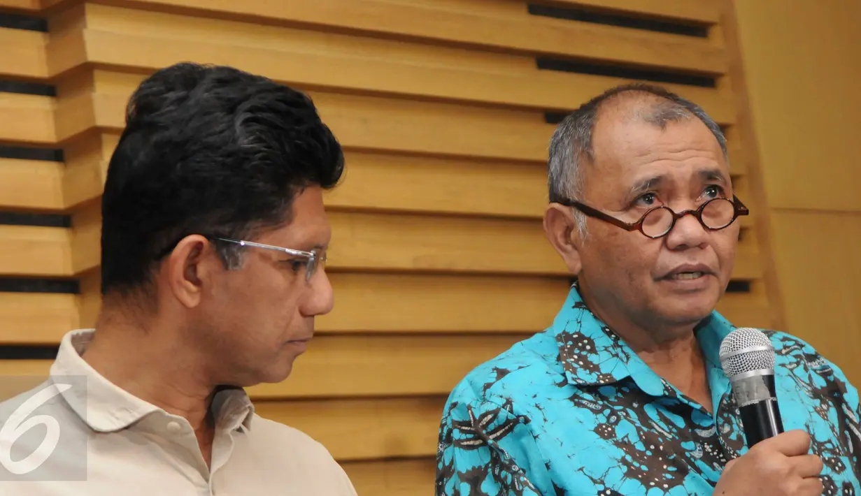 Pimpinan KPK, Agus Rahardjo (tengah) bersama Wakil Pimpinan KPK, Laode M Syarif (kiri) saat koferensi pers terkait suap pengadaan 50 mesin pesawat Garuda Indondesia, Jakarta, Kamis (19/1).  (Liputan6.com/Helmi Afandi)