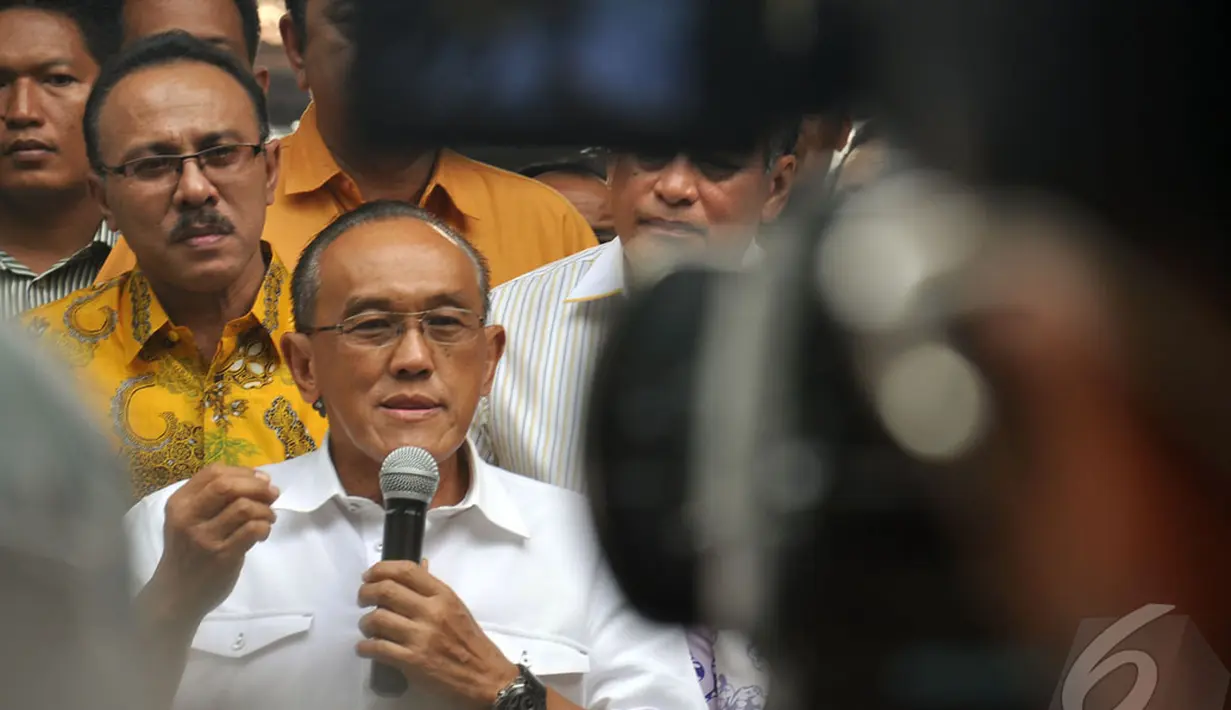 Pria yang kerap disapa Ical ini mengundang elit Golkar untuk makan siang bersama, Jakarta, Senin (25/08/2014) (Liputan6.com/Miftahul Hayat)