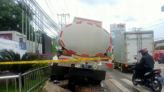 Truk tangki air tabrakan beruntun dengan pengguna jalan di Jalan Raya Serang, KM 25, di depan Kantor Kecamatan Balaraja, Kabupaten Tangerang. (Liputan6.com/Pramita Tristiawati)